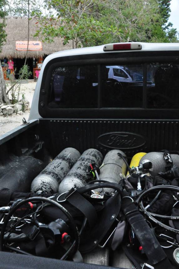 Tanques cheios para os nossos mergulhos no cenote Dos Ojos, em Tulum, na costa caribenha do Yucatán, no México
